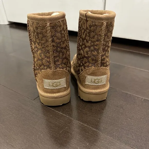 UGG TODDLER GIRLS CLASSIC II GLITTER LEOPARD BOOT