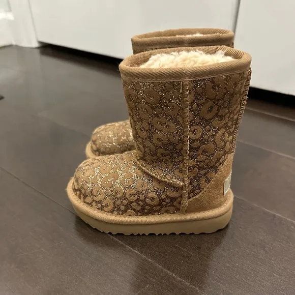 UGG TODDLER GIRLS CLASSIC II GLITTER LEOPARD BOOT
