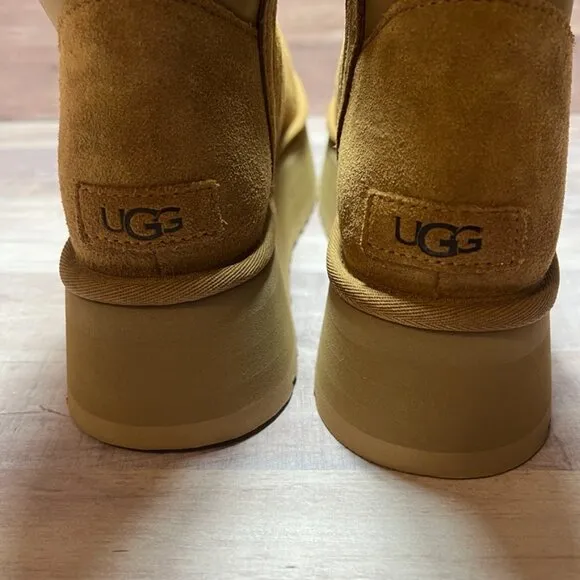 Ugg Women's Chestnut Classic Dipper Platform Boots  Size: 9