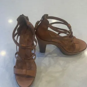 Ugg women’s sandals size 9 leather wooden, very nice excellent condition.