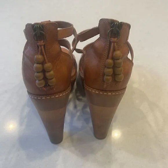 Ugg women’s sandals size 9 leather wooden, very nice excellent condition.