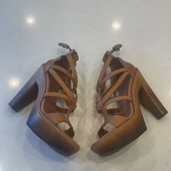 Ugg women’s sandals size 9 leather wooden, very nice excellent condition.