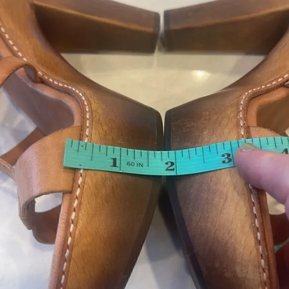 Ugg women’s sandals size 9 leather wooden, very nice excellent condition.
