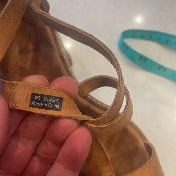 Ugg women’s sandals size 9 leather wooden, very nice excellent condition.