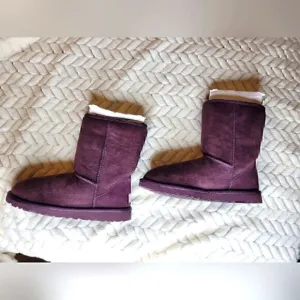 Ugg Classic Short II Boot in Purple. Sz W6