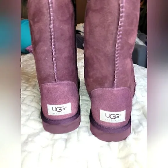 Ugg Classic Short II Boot in Purple. Sz W6
