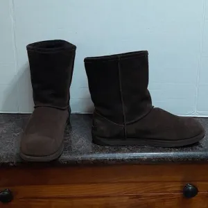 Unisex Emu Waterproof Boots...EUC Size 9/W Size 8/ M.
