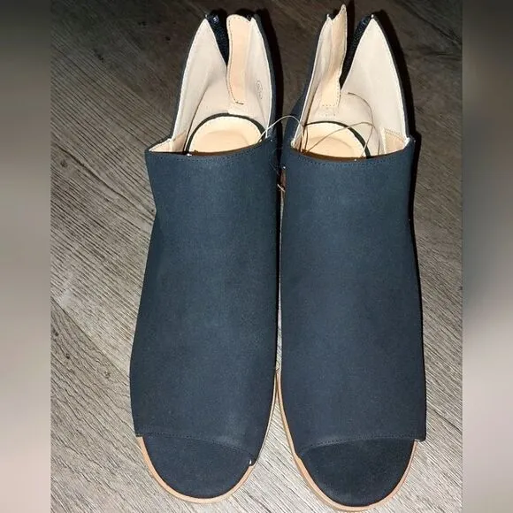V shaped cut out open toe bootie sz 8.5