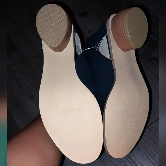 V shaped cut out open toe bootie sz 8.5