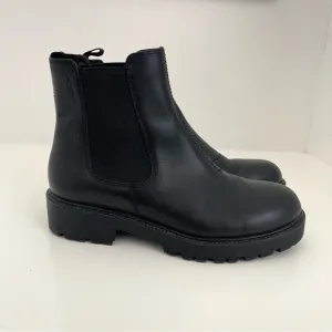 Vagabond Kenova Lug Sole Black Leather Pull On Chunky Ankle Chelsea Boots Size 7