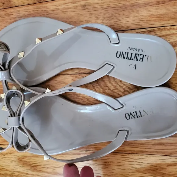Valentino Garavani ItalyRockstud Jelly Thong Beige Studded Women's Sandals Sz 10