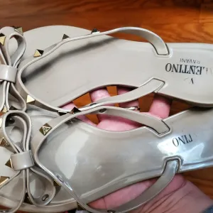 Valentino Garavani ItalyRockstud Jelly Thong Beige Studded Women's Sandals Sz 10