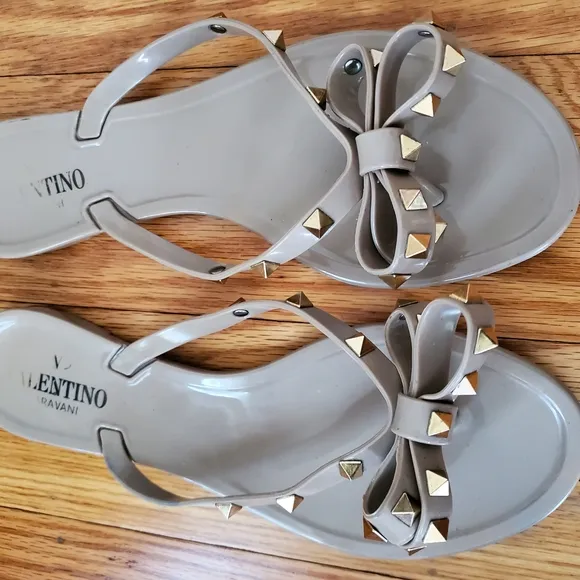Valentino Garavani ItalyRockstud Jelly Thong Beige Studded Women's Sandals Sz 10