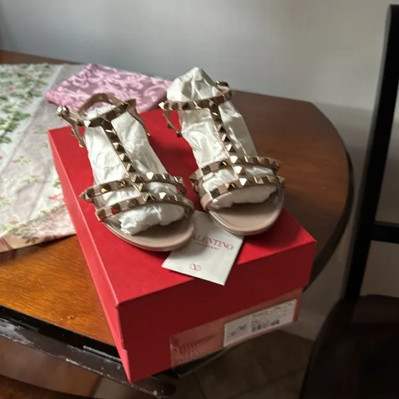 Valentino rubber Beige Studded Sandal size37