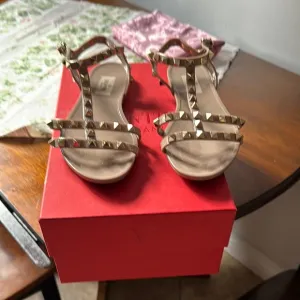 Valentino rubber Beige Studded Sandal size37