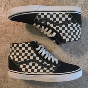 Vans Skater Shoes Men 12 Checkerboard Athletic Streetwear Grunge Retro 90s Style