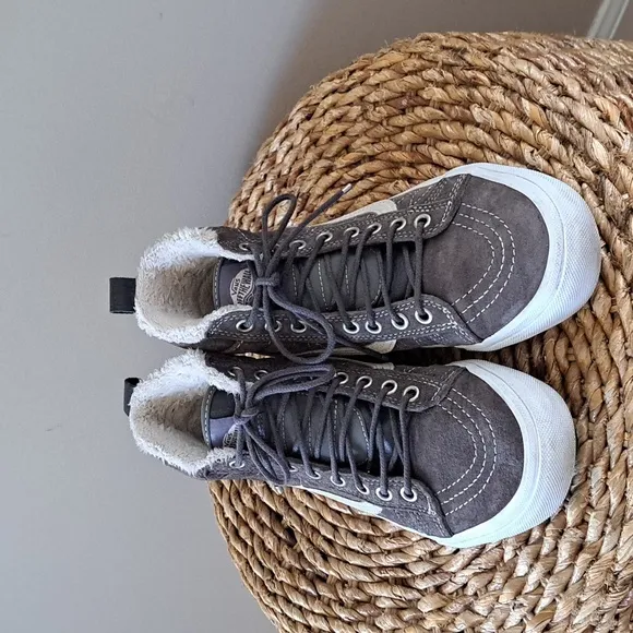 VANS Youth Sk8 Hi MTE Off The Wall Pewter Suede/White Soles High Top Sneakers M5
