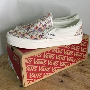 Vans classic slip on sneaker.‎ Skater vintage floral marshmallo rose
