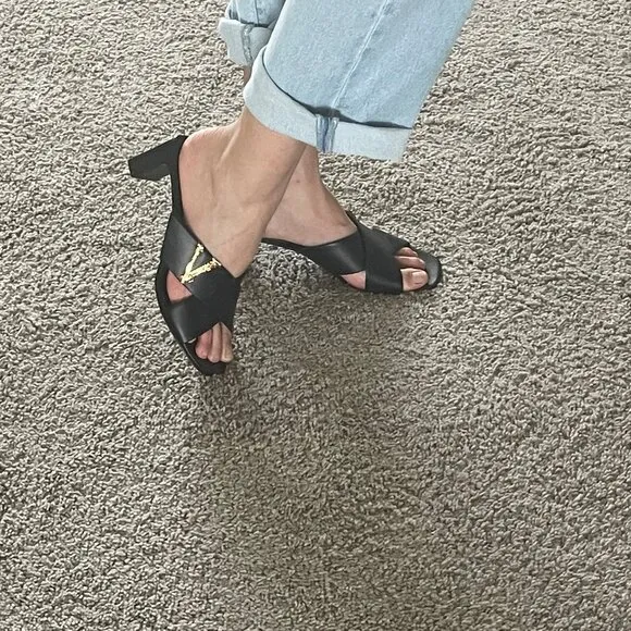 Versace Virtus Black leather Sandals. Size US 8.5, EU 38.5