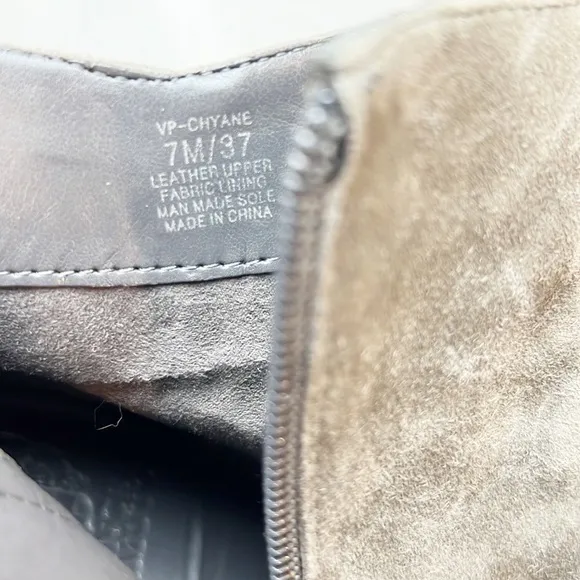 Vince Camuto Chyane Gray Suede Ankle Boots Size 7 Bar Detail