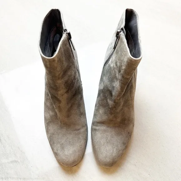 Vince Camuto Chyane Gray Suede Ankle Boots Size 7 Bar Detail