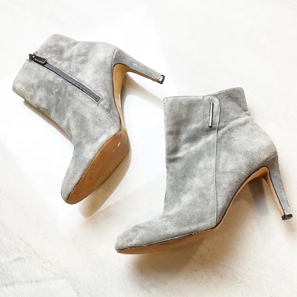 Vince Camuto Chyane Gray Suede Ankle Boots Size 7 Bar Detail