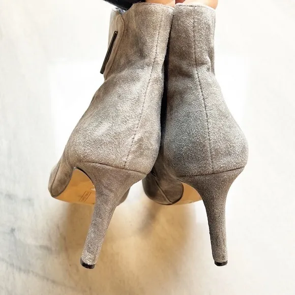 Vince Camuto Chyane Gray Suede Ankle Boots Size 7 Bar Detail
