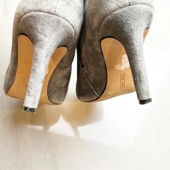 Vince Camuto Chyane Gray Suede Ankle Boots Size 7 Bar Detail
