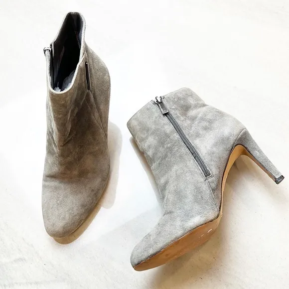 Vince Camuto Chyane Gray Suede Ankle Boots Size 7 Bar Detail