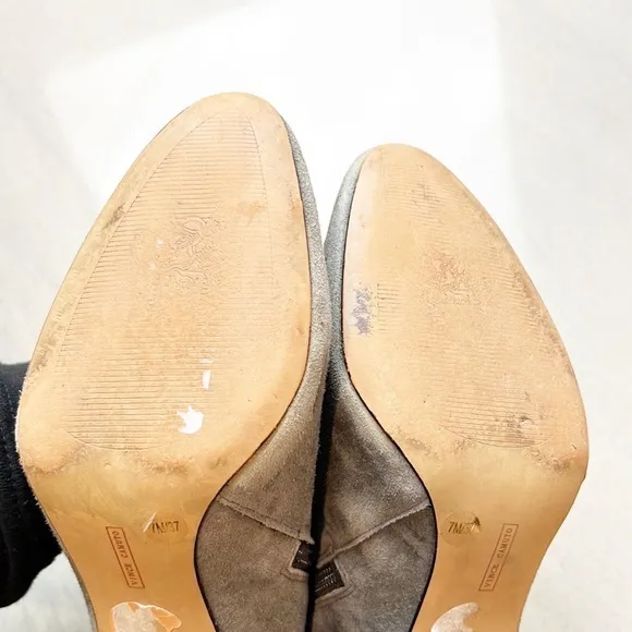 Vince Camuto Chyane Gray Suede Ankle Boots Size 7 Bar Detail