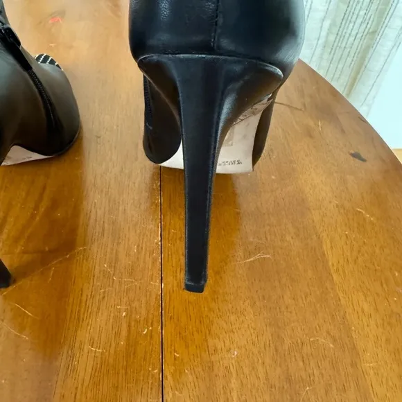 White House Black Market black leather stiletto heel booties size 9 side zip