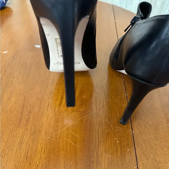 White House Black Market black leather stiletto heel booties size 9 side zip