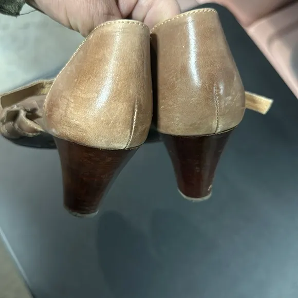 Women's leather Strappy Sandals Sofft size 9 m