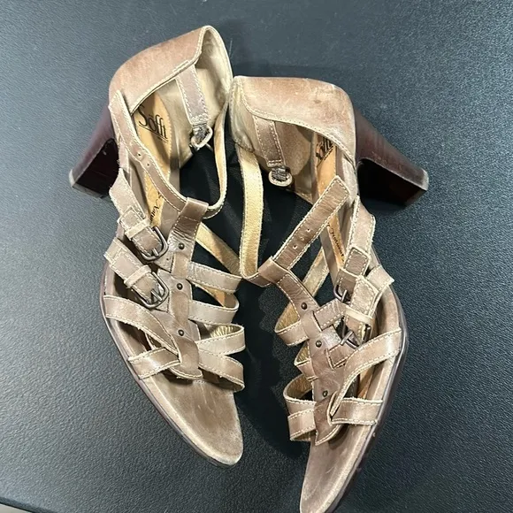 Women's leather Strappy Sandals Sofft size 9 m