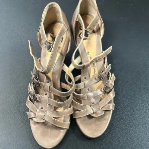 Women's leather Strappy Sandals Sofft size 9 m