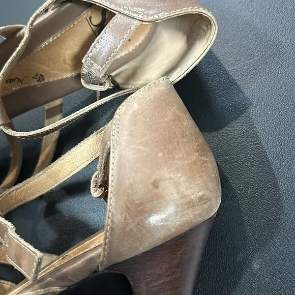Women's leather Strappy Sandals Sofft size 9 m