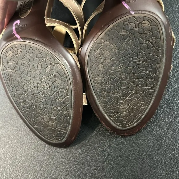 Women's leather Strappy Sandals Sofft size 9 m