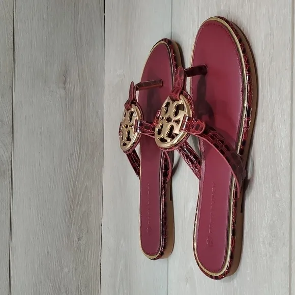 Womens Miller mock croc metal logo sandals in burgandy sz 38/7