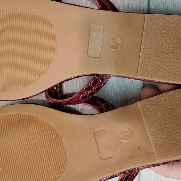 Womens Miller mock croc metal logo sandals in burgandy sz 38/7