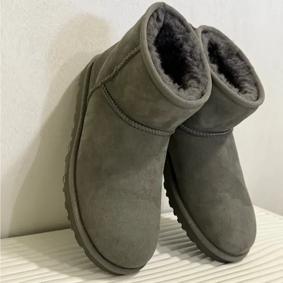 WOMEN'S UGG CLASSIC ULTRA MINI BOOTS