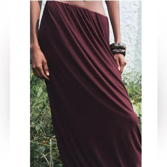 Zara NWT Burgundy elastic waistband balloon midi skirt, stretchy material
