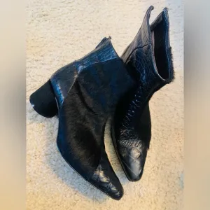 ZOU XOU Black Boot Combined texturized Boots. Size 7